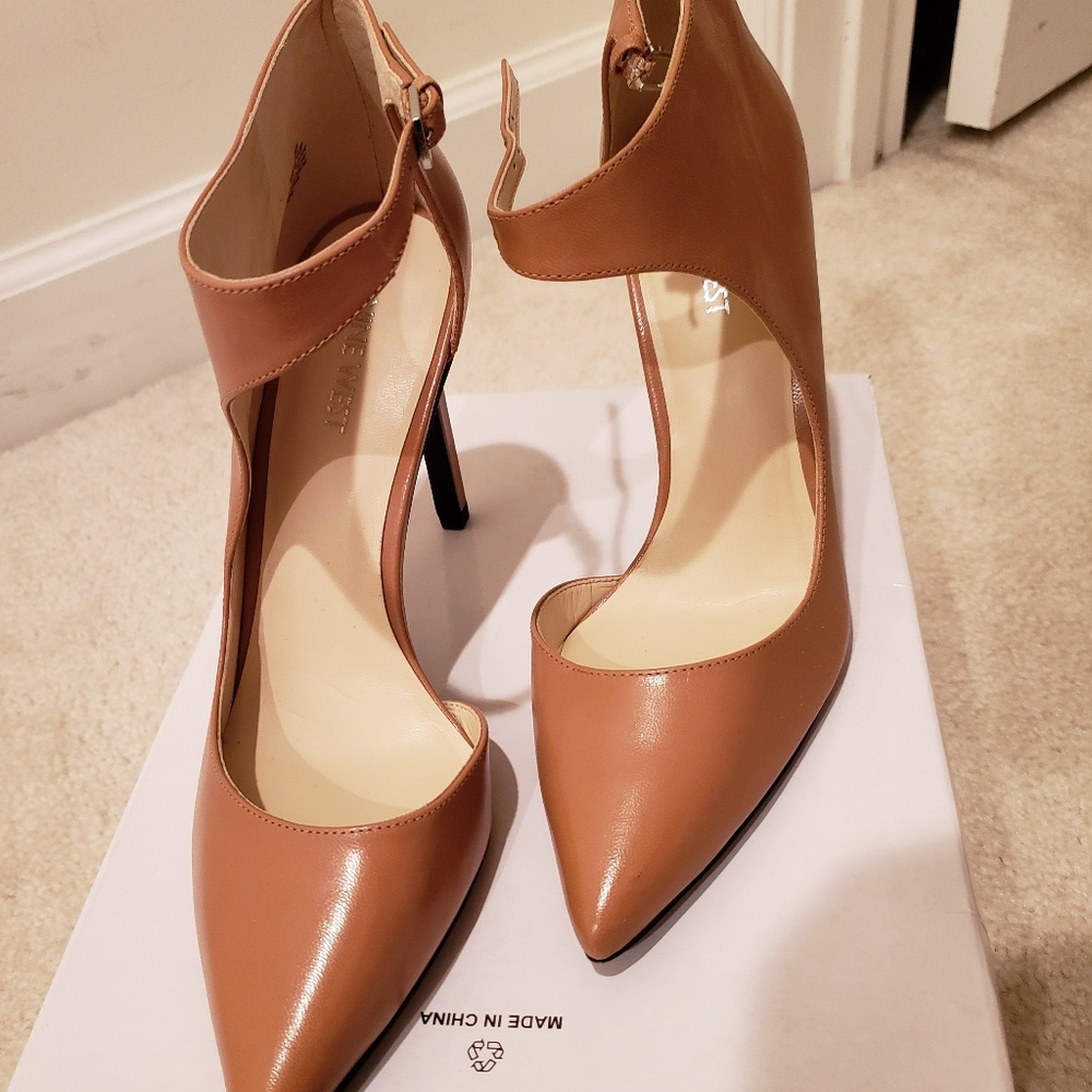 Nine West Side out Cognac Heels